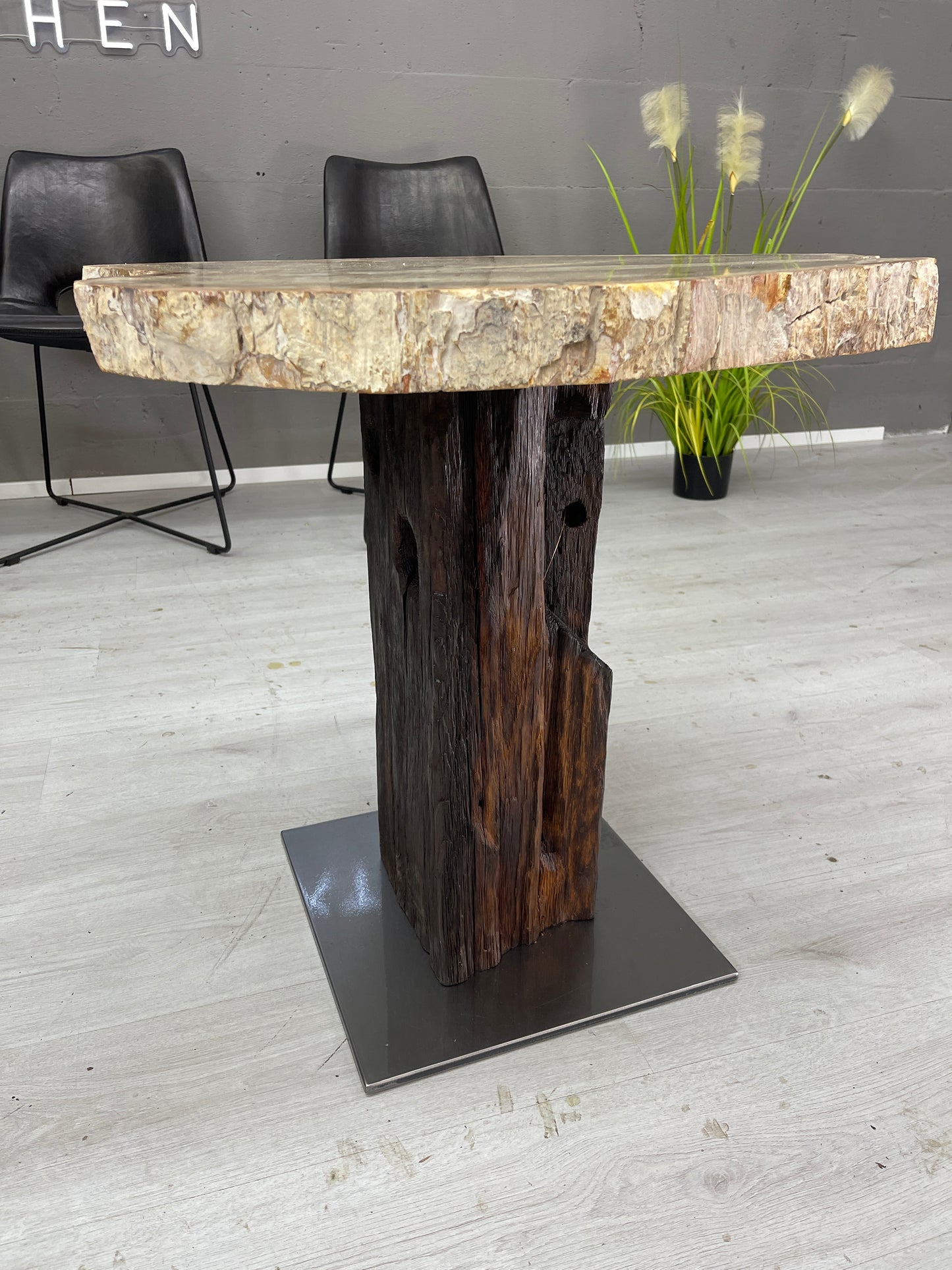 Couchtisch Beistelltisch versteinertes Holz auf Eichensockel