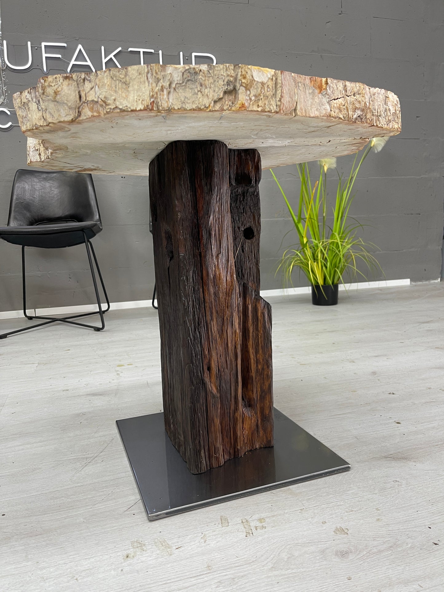 Couchtisch Beistelltisch versteinertes Holz auf Eichensockel