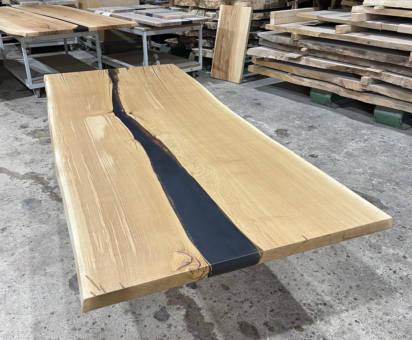 Eiche Tischplatte mit Baumkante und Epoxidfluss