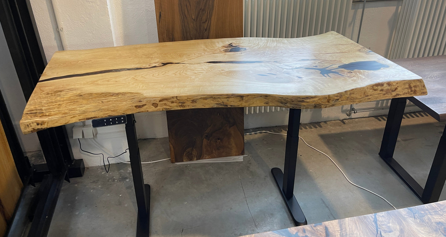 Olivesche Schreibtisch mit wilder Baumkante  ....handgefertigt