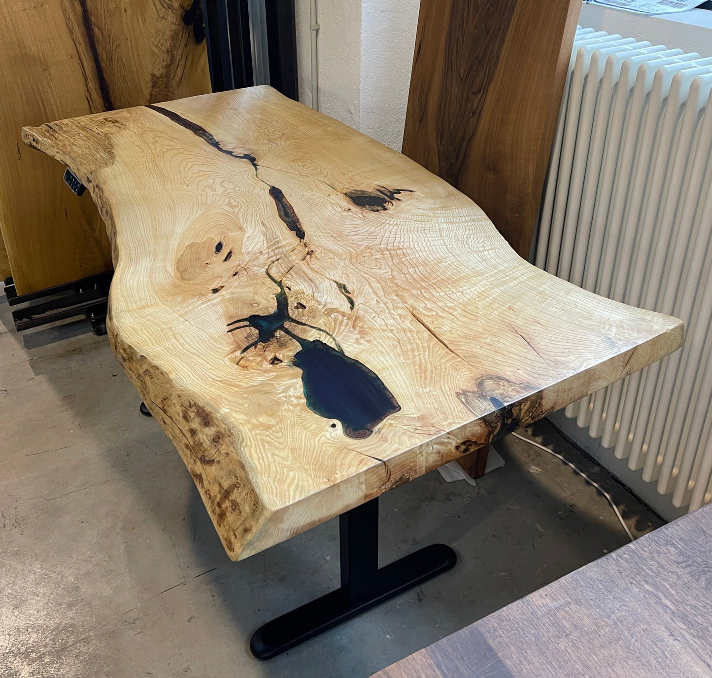 Olivesche Schreibtisch mit wilder Baumkante  ....handgefertigt