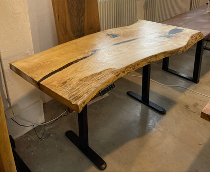 Olivesche Schreibtisch mit wilder Baumkante  ....handgefertigt