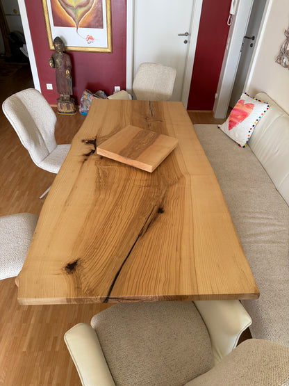 Olivesche Tischplatte mit Baumkante und Epoxid