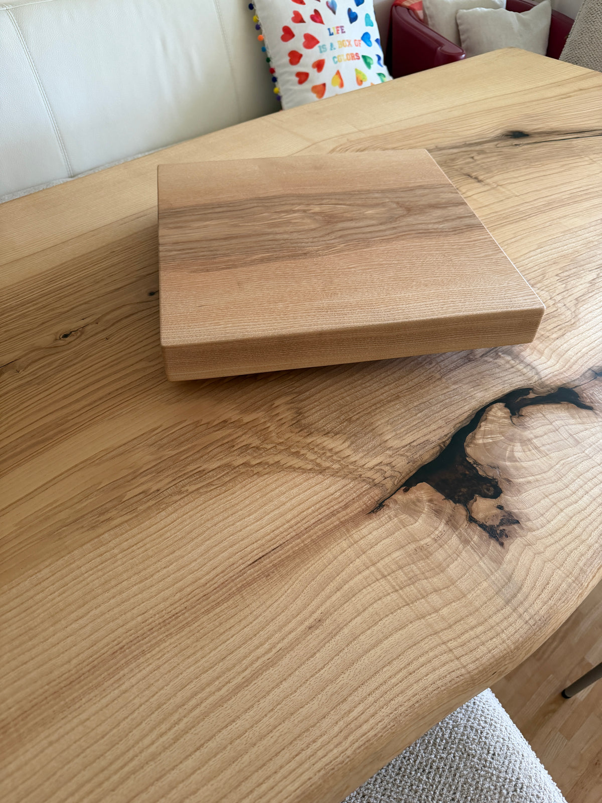 Olivesche Tischplatte mit Baumkante und Epoxid