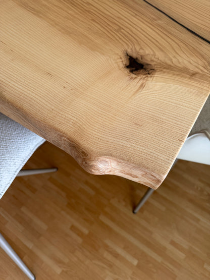 Olivesche Tischplatte mit Baumkante und Epoxid