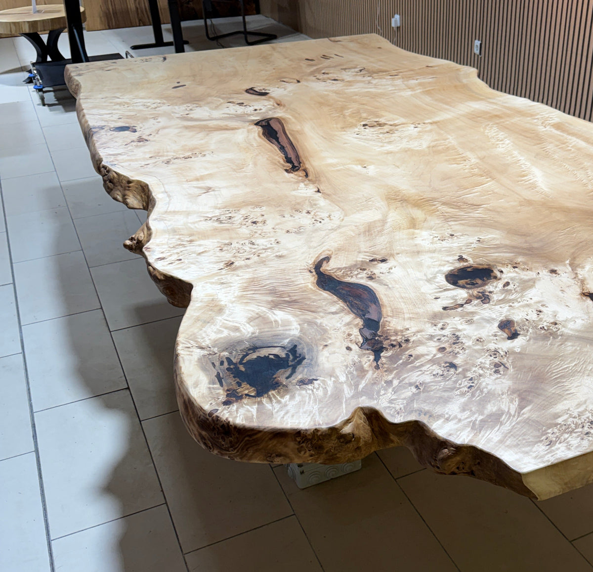 Maserpappel Tischplatte mit Baumkante 306x145x5cm